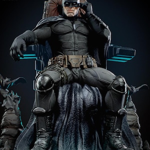 Könnte beinhalten: Eine detaillierte Batman-Figur, die auf einem dunklen, strukturierten Thron sitzt. Die Figur trägt einen schwarzen taktischen Anzug mit Gürtel, Knieschonern und Umhang. Sie hat eine Maske mit weißen Augen und der Sockel zeigt modellierte Fledermäuse.