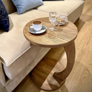 Table d'appoint/de bout en forme de C, Table d'appoint de canapé, Table basse de salon, Table en bois de charme 100 % massif, Table d'appoint ronde, Support pour ordinateur portable
