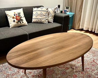 Mesa de centro oval artesanal em madeira de carpa, estilo escandinavo.