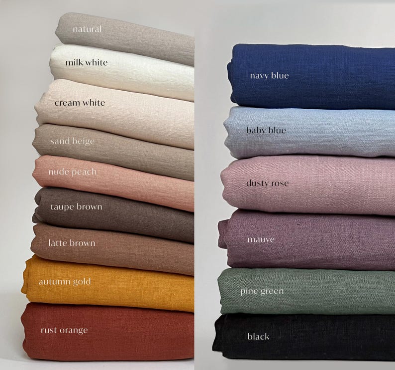 Pode incluir: Pilhas de tecido dobrado em v&aacute;rias cores, incluindo natural, branco leite, branco creme, bege areia, p&ecirc;ssego nude, castanho taupe, castanho latte, ouro outono e laranja ferrugem. Pilhas adicionais apresentam azul marinho, azul beb&eacute;, rosa empoeirado, malva, verde pinho e preto.
