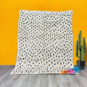 Zwart vloerkleed met stippen | Marokkaans tapijt | Berbers | Handgemaakt | Echt tapijt | Tapis Marokko | Teppich | Prachtig vloerkleed | Gratis expresverzending
