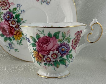 Duo rare de tasses à thé et de soucoupes Parangon, gaufrées et décorées d'un bouquet coloré - Superbe