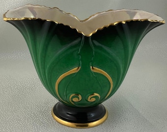 Atemberaubende smaragdgrüne Carltonwear Vase, verziert mit Gold und einem schillernden, cremefarbenen Innenleben.