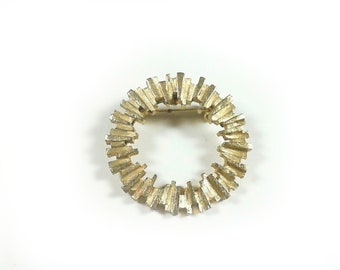 Vintage Brooch /  Gold Tone Brooch