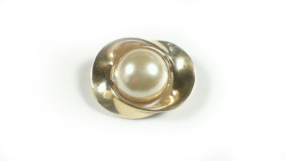 Pearl on Gold Brooch / Large Pearl / Faux Pearl /… - image 1