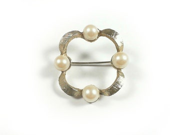 Vintage Pearl Brooch /  Gold Tone Brooch