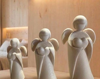 Schutzengel aus Zirbenholz – Engel mit Herz – Geschenk zur Taufe, Geburt, Kommunion – erhältlich in 3 Größen - 7,5 / 9 / 11 cm