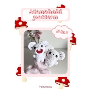 Może przedstawiać: Obraz wzoru na szydełko z dwoma białymi amigurumi w kształcie myszy, z których jeden ma czerwone usta. Obraz jest obramowany różową obwódką i ilustracjami grzybów. Tekst brzmi "Maushold pattern" i "2 in 1".