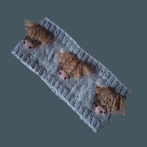 Wzór na drutach: Opaska na głowę Happy Heather Highland Cow Wzór na drutach w formacie PDF