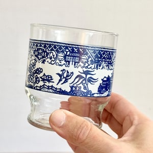 Blaue Weidensaft Gläser. Separat erhältlich. Blau-Weiße Chinoiserie. Trinkgläser. Vintage Glaswaren