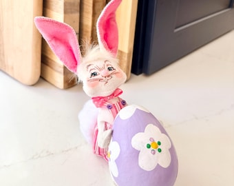Annalee-pop - paashaas met paars ei - schattig lentedecor
