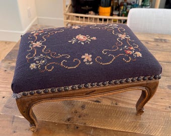 Poggiapiedi vintage in stile provenzale francese con ricamo a punto croce e motivo floreale - 33 x 23 x 20 cm