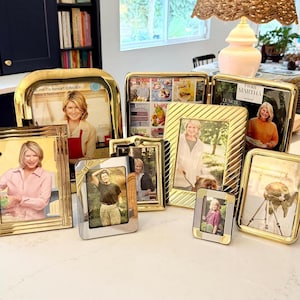 Może przedstawiać: Kolekcja złotych i srebrnych ramek do zdjęć o różnych rozmiarach, każda z fotografią. Ramki mają różne wzory, w tym żebrowane, geometryczne i proste obramowania. Zdjęcia przedstawiają kobietę w różnych sceneriach.