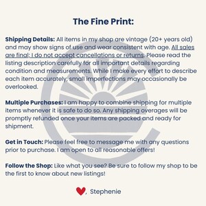 Pu&ograve; includere: Un grafico informativo color crema intitolato The Fine Print in testo blu scuro. Include sezioni per Shipping Details, Multiple Purchases, Get in Touch e Follow the Shop, con un'icona a forma di cuore rosso e il nome Stephenie in basso.