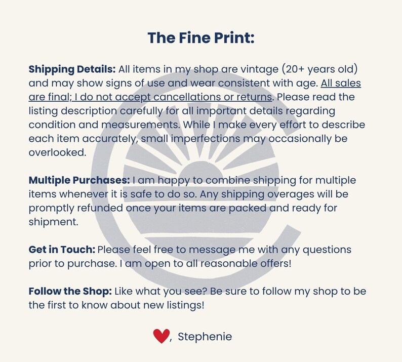 Pu&ograve; includere: Un grafico informativo color crema intitolato The Fine Print in testo blu scuro. Include sezioni per Shipping Details, Multiple Purchases, Get in Touch e Follow the Shop, con un'icona a forma di cuore rosso e il nome Stephenie in basso.