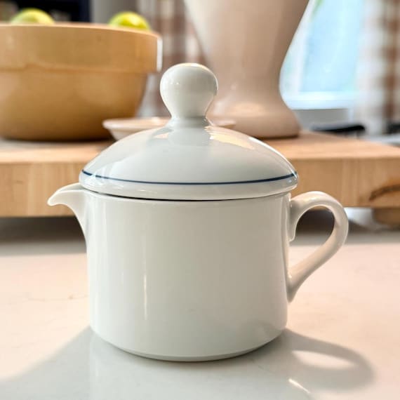 Vintage Dansk Bistro-Milchkännchen mit Deckel, weißes Steinzeug, blaue Zier