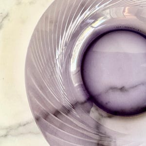 Pyrex Festiva Amethyst Servierschüssel – 28 cm Lila Swirl Glas – Hergestellt von Corelle – Buntes Glas – Sammlerstück Retro Küchengeschirr