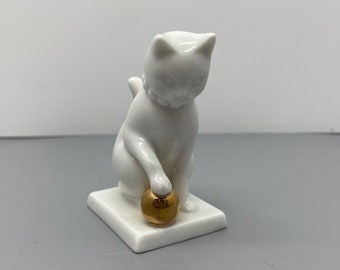 Weiße Curio-Katze aus Porzellan von Franklin Mint, die mit Ball spielt