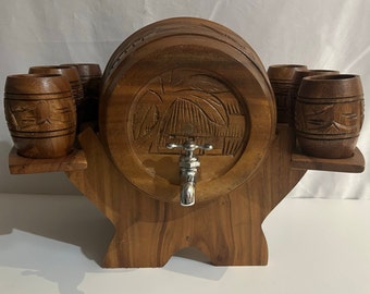 Vintage houten barset met vat en 6 glazen, met de hand gesneden