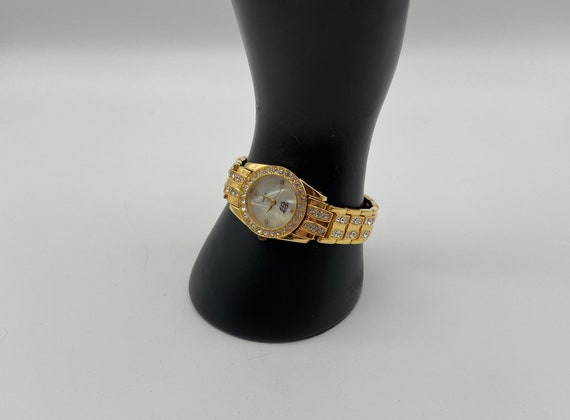 Vintage Elizabeth Taylor White Diamonds Goldtone … - image 5