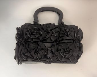 Bolso de noche vintage de satén negro con diseño de rosas, estilo años 70.