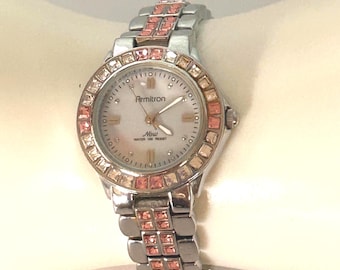Reloj de pulsera vintage plateado con cristal rosa para mujer.