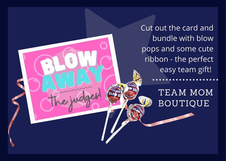 Puede incluir: Una tarjeta rosa con el texto "Blow Away the judges!" y una cinta rosa. Tres piruletas con envoltorios coloridos est&aacute;n en la esquina inferior derecha. El texto "TEAM MOM BOUTIQUE" est&aacute; en la esquina inferior derecha.