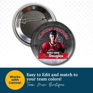Peut inclure: Un badge rond avec épingle représentant un joueur de hockey en maillot et casque rouges. Le texte indique ALBION HOCKEY, RIGHT WING et Jamie Douglas. Le fond est gris texturé sombre avec un mécanisme d'épingle métallique visible au dos.