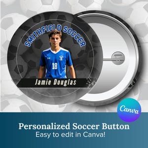 Pode incluir: Um botão circular com alfinete de temática de futebol com um fundo de padrão de bola de futebol em preto e branco. O design inclui o texto SMITHFIELD SOCCER, uma fotografia de um jogador de futebol com camisola azul e o nome Jamie Douglas.