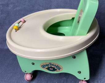 Seggiolone vintage del 1986 per bambole Cabbage Patch Kids, marca Coleco, colore verde, ideale per la pappa.