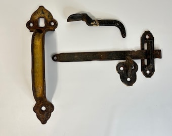Juego de manijas de puerta de hierro fundido antiguo con pestillo de pulgar, herrajes rústicos y primitivos para portones.