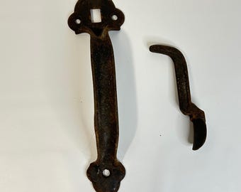 Juego de manijas de puerta de hierro fundido antiguo con pestillo de pulgar, herrajes rústicos para portones de granero recuperados.
