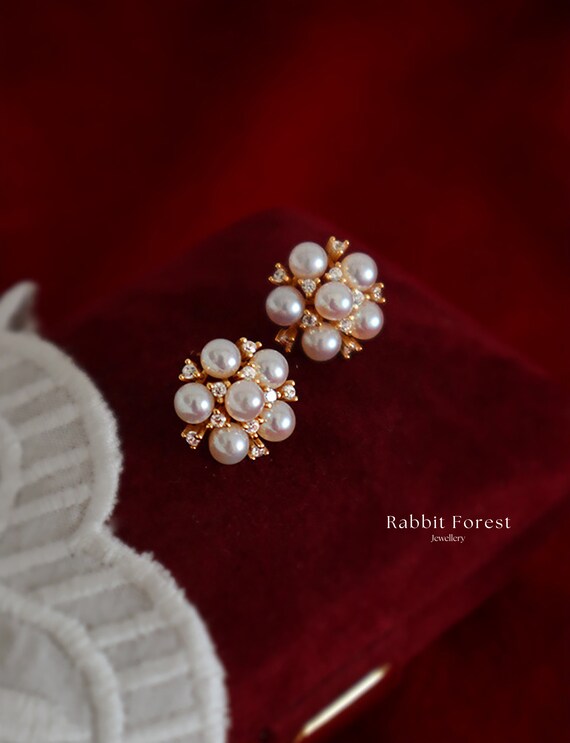 Floral Design Round Pearl Stud Earrings 18K Gold Plated Sparkle