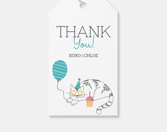 Könnte beinhalten: Danke! XOXO | CHLOE. Eine weiße Katze mit einer Partymütze und Sonnenbrille, neben einem Cupcake und einem blauen Ballon.