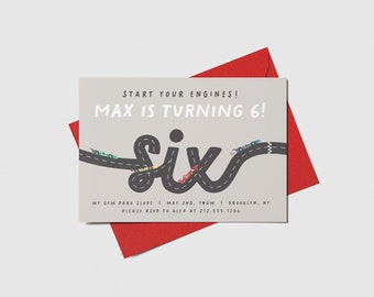 Könnte beinhalten: Eine graue Geburtstagseinladung mit dem Text "START YOUR ENGINES! MAX IS TURNING 6!" und einer schwarzen Straße in Form des Wortes "six" mit bunten Rennwagen, die darauf fahren. Die Einladung enthält das Datum, die Uhrzeit und den Ort der Party.