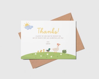Könnte beinhalten: Eine Dankeskarte mit einer niedlichen Illustration einer Gans und Gänschen, die auf einer grünen Wiese laufen. Die Karte lautet "Danke! Ich habe den Kuchen und die Geschenke auch genossen, aber mein Lieblingsteil war das Feiern mit euch! Liebe, Harper."