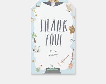 Può includere: Un'etichetta di ringraziamento blu con un bordo bianco e un'illustrazione fantasiosa di un cappello da mago, un gufo, una pozione e altri oggetti magici. Il testo "THANK YOU!" è in grassetto, nero. Il testo "From Harry" è in nero, in un carattere più piccolo.
