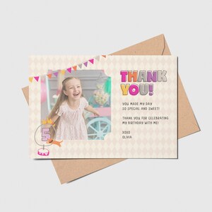 Puede incluir: Una tarjeta de agradecimiento rosa y blanca con una foto de una niña sonriendo. La tarjeta tiene una pancarta colorida con banderas y el texto "THANK YOU!" en letras grandes y coloridas. El texto debajo dice "You made my day so special and sweet! Thank you for celebrating my birthday with me! xoxo Olivia."
