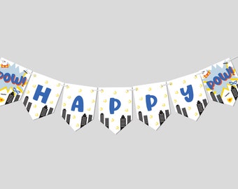 Può includere: Uno striscione bianco e blu con la parola "HAPPY" in lettere blu e un design di città. Lo striscione ha anche due bandiere con la parola "POW!" in lettere blu e un design di città.