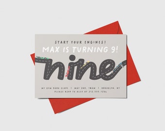 Könnte beinhalten: Eine graue Geburtstagseinladung mit dem Text "START YOUR ENGINES! MAX IS TURNING 9!" und einer schwarzen Straße in Form des Wortes "nine" mit darauf fahrenden Comic-Autos.