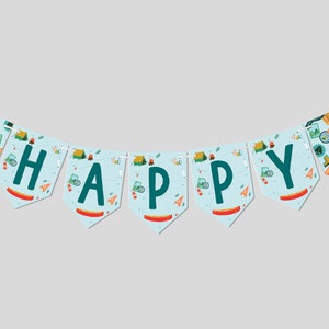 Op de afbeelding: Een blauwe en witte banner met een kampeerthema. De banner zegt "HAPPY" in groene letters.