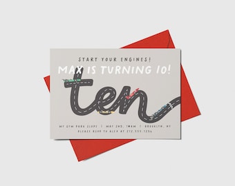 Könnte beinhalten: Eine Geburtstagseinladung mit einem Rennauto-Thema. Die Einladung lautet "Start your engines! Max is turning 10!" mit dem Wort "ten", das auf einer schwarzen Straße mit darauf fahrenden Autos geschrieben ist. Die Einladung enthält auch die Details der Party: "My Gym Park Slope | May 2nd, 10am | Brooklyn, NY. Please RSVP to Alex at 212.555.1256."
