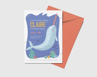 Puede incluir: Un narval azul y blanco con un cuerno rosa nada en un océano azul con corales y estrellas de mar. El texto de la invitación dice "Join us under the sea Claire is turning three July 18 - 3PM 123 Main Street Brooklyn, NY RSVP to Sophia at sophia123@gmail.com".