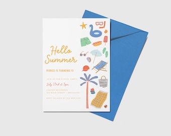 Peut inclure: Une carte d'invitation blanche avec un titre jaune "Hello Summer" et une illustration colorée d'objets sur le thème de l'été, notamment un parasol de plage, des lunettes de soleil, une serviette de plage et un palmier. Le texte sur la carte indique "Pierce a 5 ans !" et comprend les détails d'une fête à la piscine le 23 juillet à 15h.