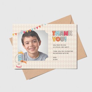 Puede incluir: Una tarjeta de agradecimiento con una foto de un niño pequeño con una camisa azul. La tarjeta tiene un tema de circo colorido con un número 5 y el texto "THANK YOU! You made my day so special and sweet! Thank you for celebrating my birthday with me! XOXO Oliver."