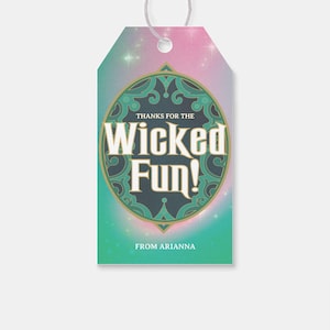 Puede incluir: Una etiqueta de agradecimiento verde y dorada con un diseño de espiral y el texto "¡Gracias por la diversión malvada!" y "De Arianna".