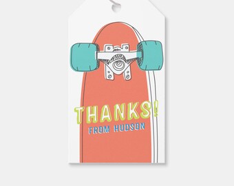 Può includere: Uno skateboard rosso e bianco con ruote blu e truck neri. Il testo "THANKS! FROM HUDSON" è scritto sullo skateboard.