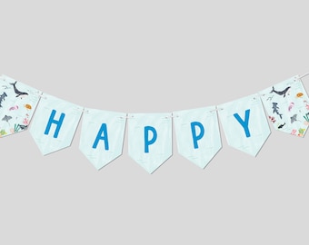 Peut inclure: Une bannière bleue et blanche avec le mot "HAPPY" écrit en lettres bleues. Chaque lettre est sur une bannière séparée avec un motif de vie marine.