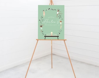 Puede incluir: Un cartel de bienvenida verde con una corona de flores e ilustraciones de gimnastas. El cartel dice "¡Bienvenido a la fiesta de cumpleaños de Harlow, 4 años!"
