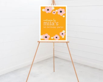 Peut inclure: Une pancarte d'accueil jaune avec des fleurs roses et le texte "welcome to mila's 1st birthday party!"